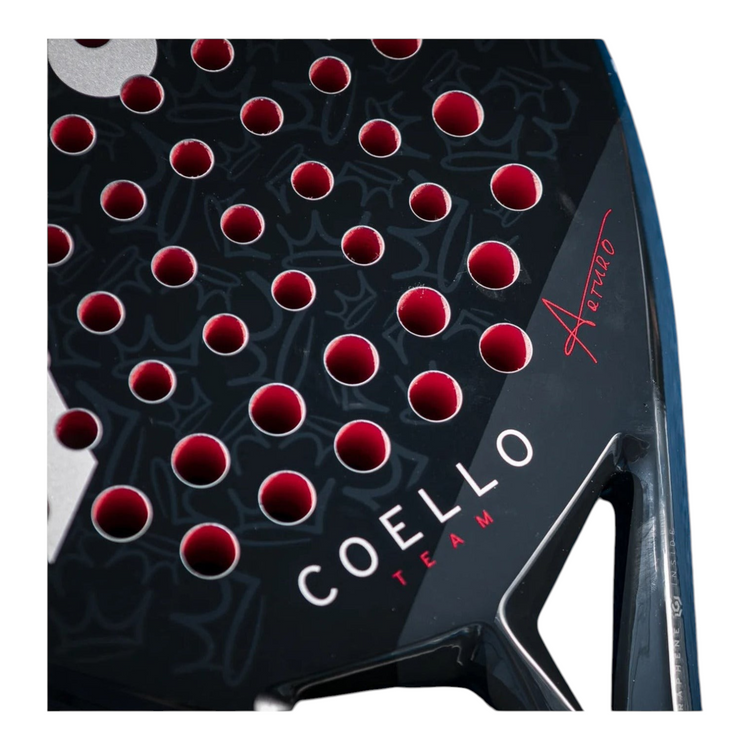 Detalle de la pala de padel Radach Sports Head Coello Team 2025 en color negro con firma de Arturo Coello
