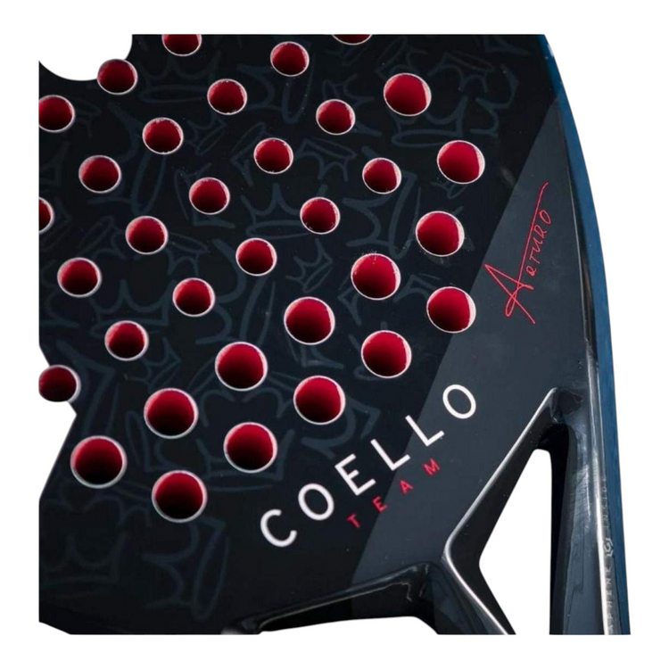 Detalle de la cara negra de la pala de padel Radach Sports Head Coello Team 2025 con firma de Arturo Coello y espuma roja