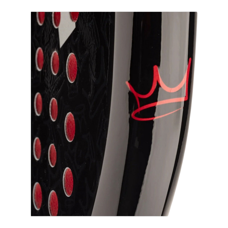 Detalle de la pala de padel Radach Sports Head Coello Team 2025 en color negro con logotipo de corona roja