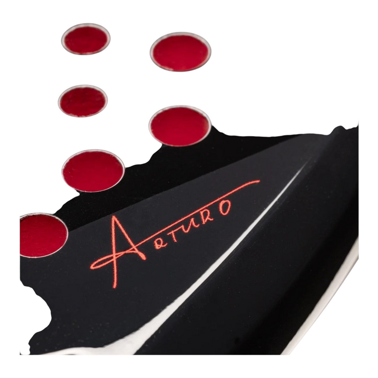 Detalle de la pala de padel Radach Sports Head Coello Team 2025 en color negro con firma roja de Arturo Coello