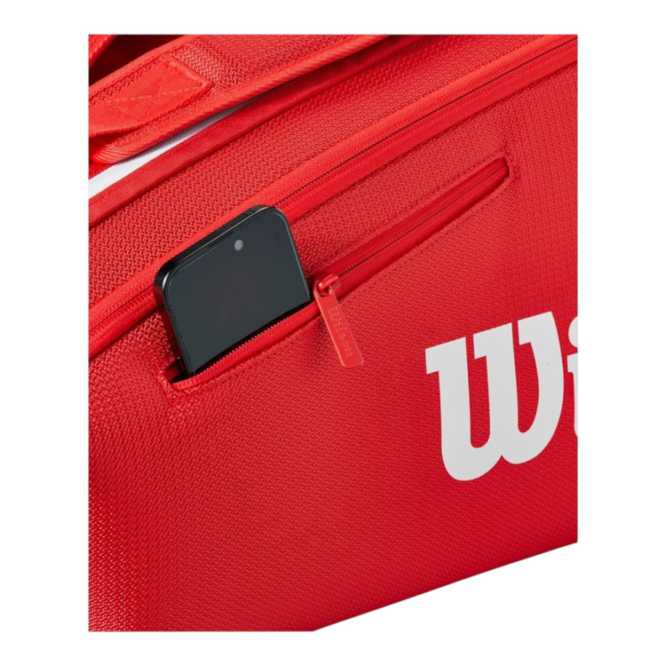 Detalle del bolsillo exterior con cremallera del raquetero Radach Sports Wilson Super Tour rojo con teléfono móvil