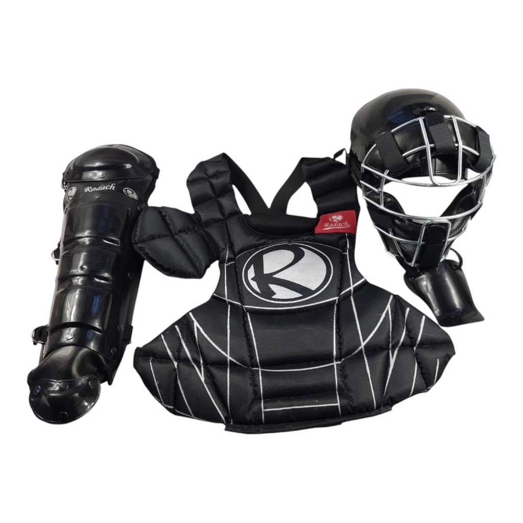 Set de arreo Radach Sports para catcher infantil en color negro, incluye careta, peto y espinilleras protectoras.