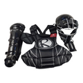 Set de arreo Radach Sports para catcher infantil en color negro, incluye careta, peto y espinilleras protectoras.