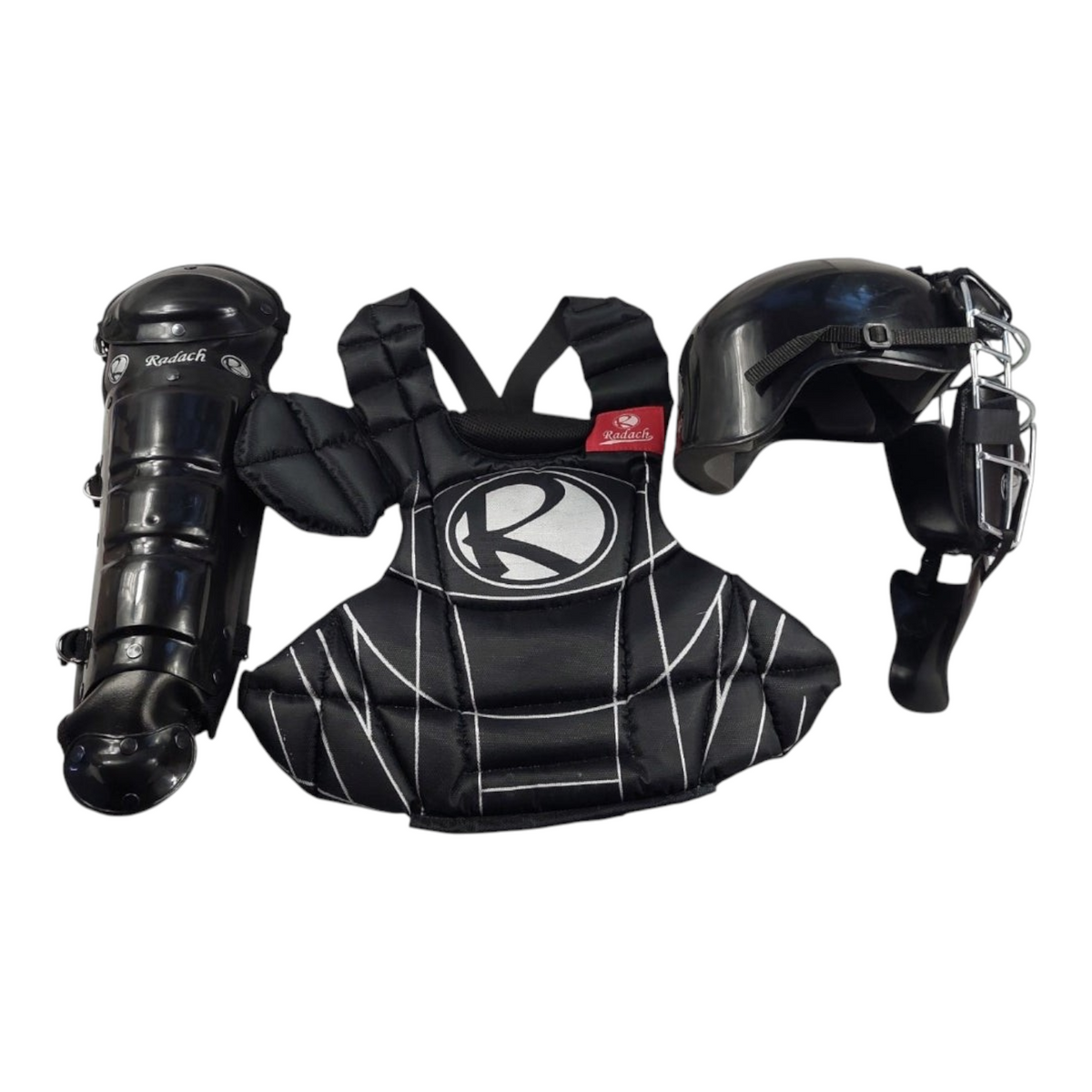 Set de arreo Radach Sports para catcher infantil en color negro, incluye careta, peto y espinilleras protectoras.