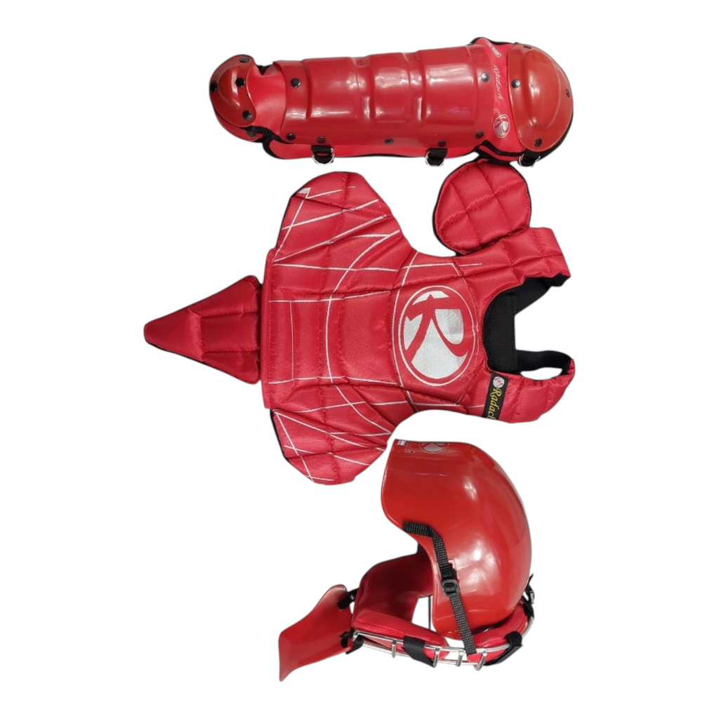 Conjunto de arreo de catcher infantil Radach Sports en color rojo, incluye careta, peto y espinilleras protectoras.