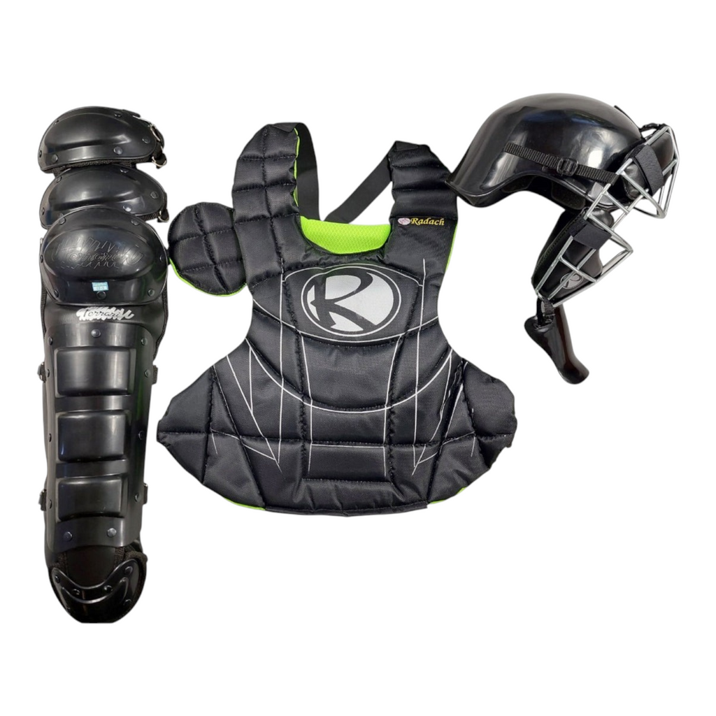 Arreo de catcher Radach Sports para adulto en color negro, incluye careta, peto ajustable y espinilleras con protección