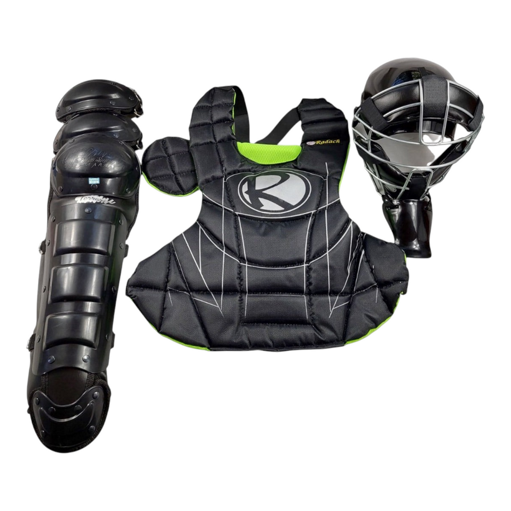 Set de arreo de catcher Radach Sports para adulto en color negro, incluye careta, peto ajustable y espinilleras.