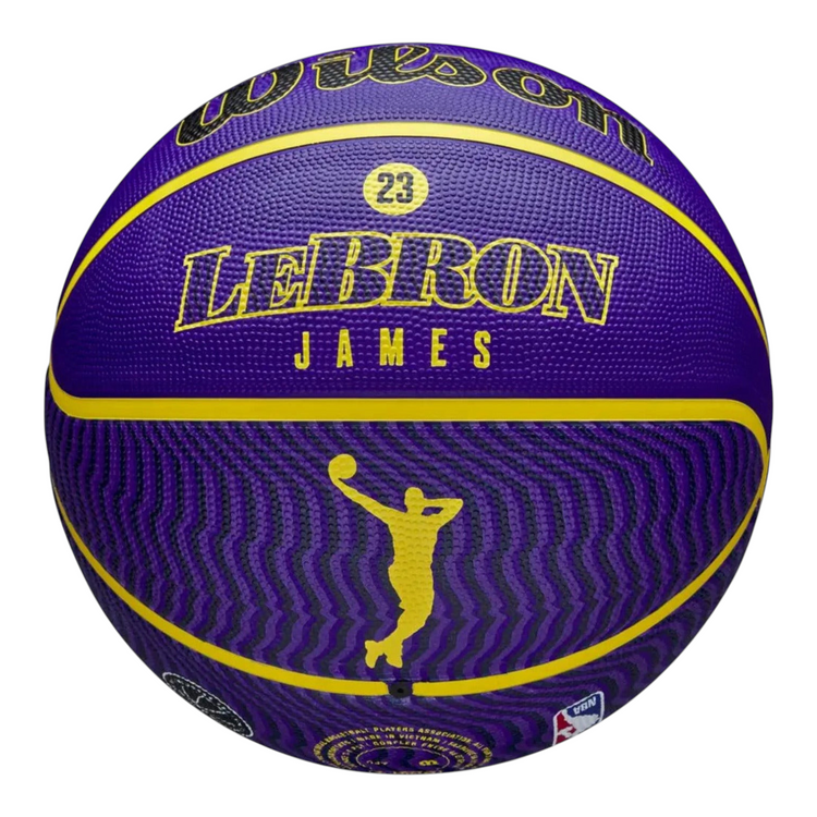 Balón de baloncesto Wilson Radach Sports de LeBron James en color morado con detalles amarillos y silueta del jugador