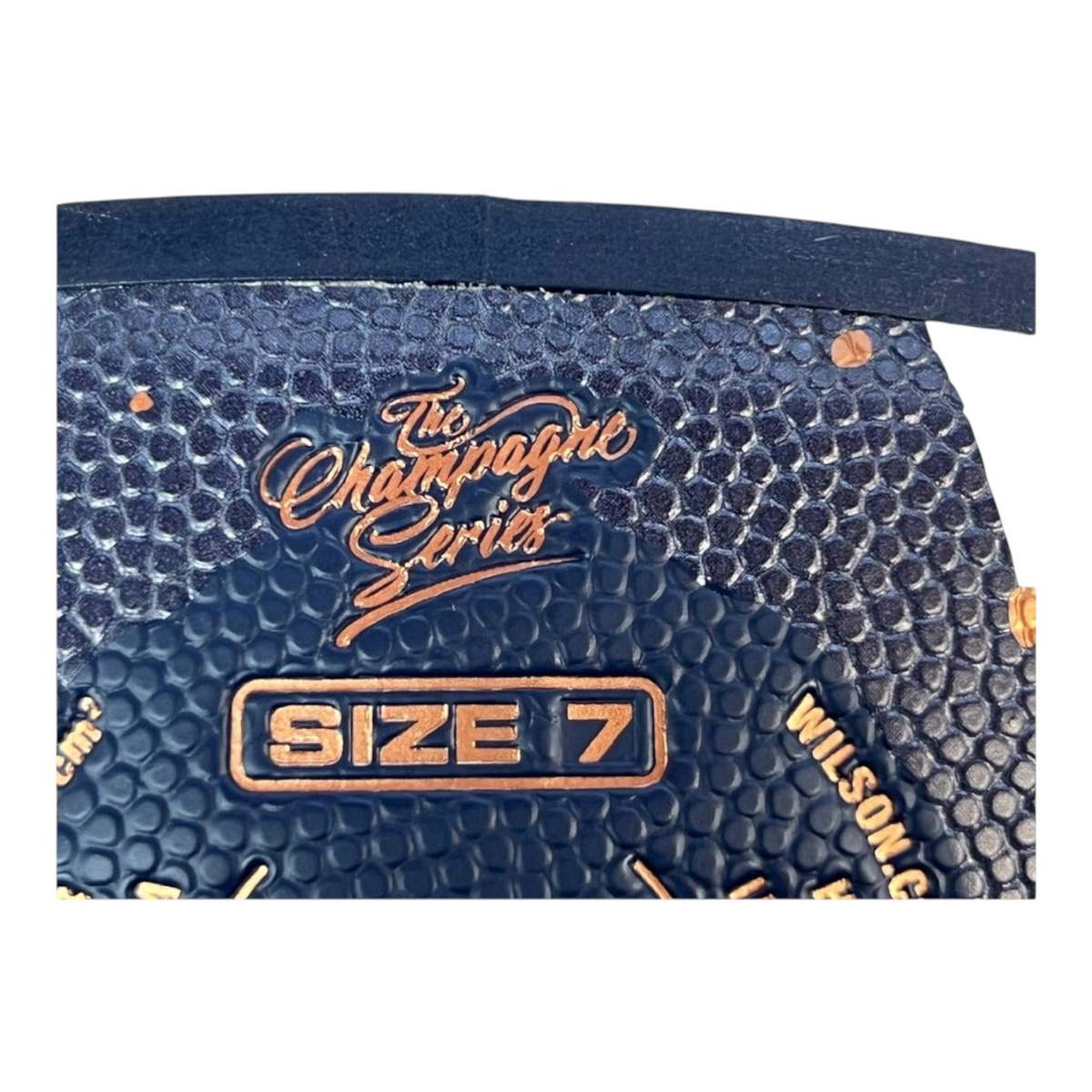 Detalle de la superficie texturizada del balon de baloncesto Radach Sports Wilson NBA Champagne Series talla 7