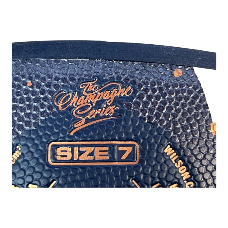Detalle de la superficie texturizada del balon de baloncesto Radach Sports Wilson NBA Champagne Series talla 7