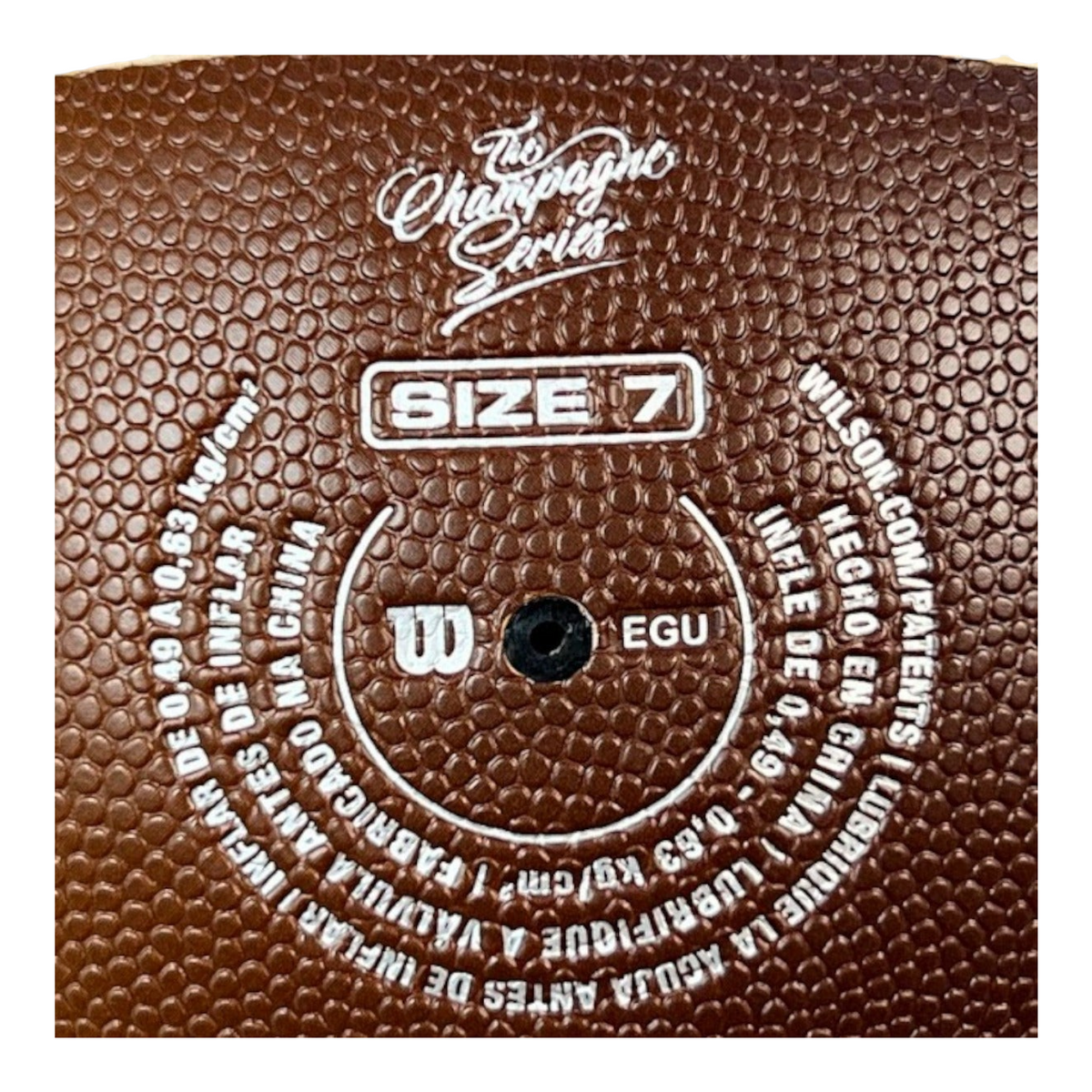 Detalle de la válvula y textura de cuero del balón de baloncesto Radach Sports Wilson NBA Champagne Serie 1 talla 7
