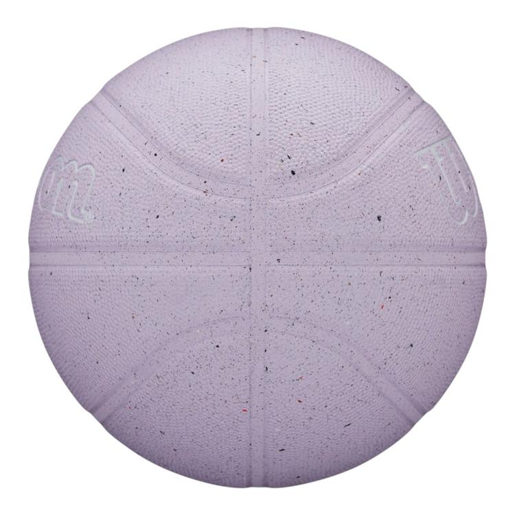 Balón de básquetbol Wilson WNBA Heir Eco talla 6 color lila con textura moteada, disponible en Radach Sports.