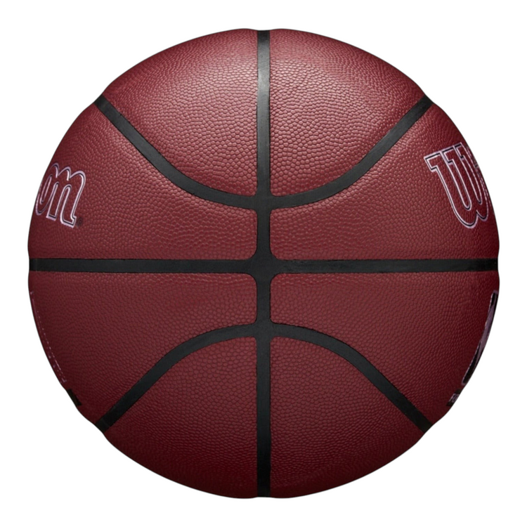 Balón de básquetbol Radach Sports Wilson NBA Forge Plus color granate con canales negros y textura Pure Feel