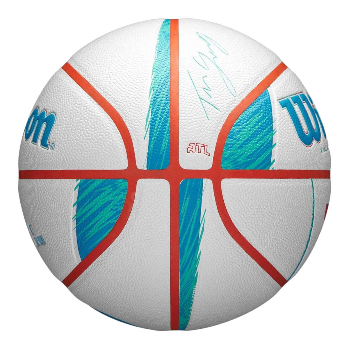 Balón de basquetbol Radach Sports Wilson x Trae Young edición limitada, color blanco con detalles en azul y naranja.