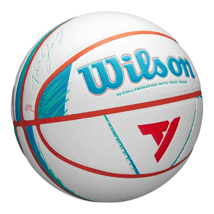 Balón de basquetbol Radach Sports Wilson x Trae Young número 7, color blanco con detalles en azul, rojo y firma.