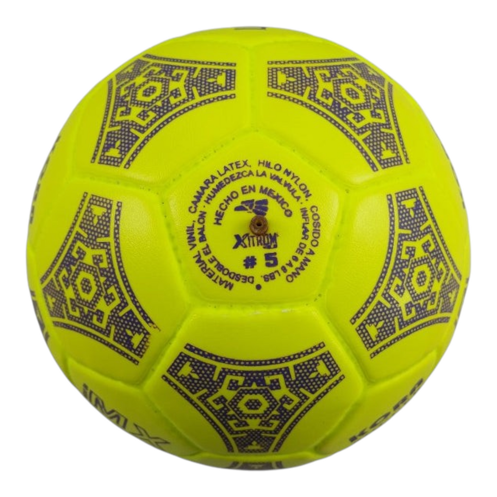 Balón de fútbol Radach Sports Kora número 5 color amarillo neón con diseño de 32 gajos y detalles en color morado