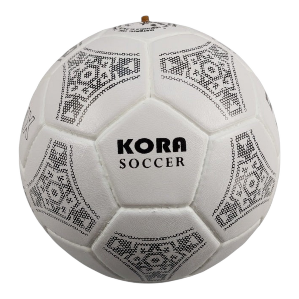 Balón de fútbol Radach Sports Kora número 5 de vinil blanco con 32 gajos y diseño geométrico negro cosido a mano.