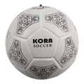 Balón de fútbol Radach Sports Kora número 5 de vinil blanco con 32 gajos y diseño geométrico negro cosido a mano.