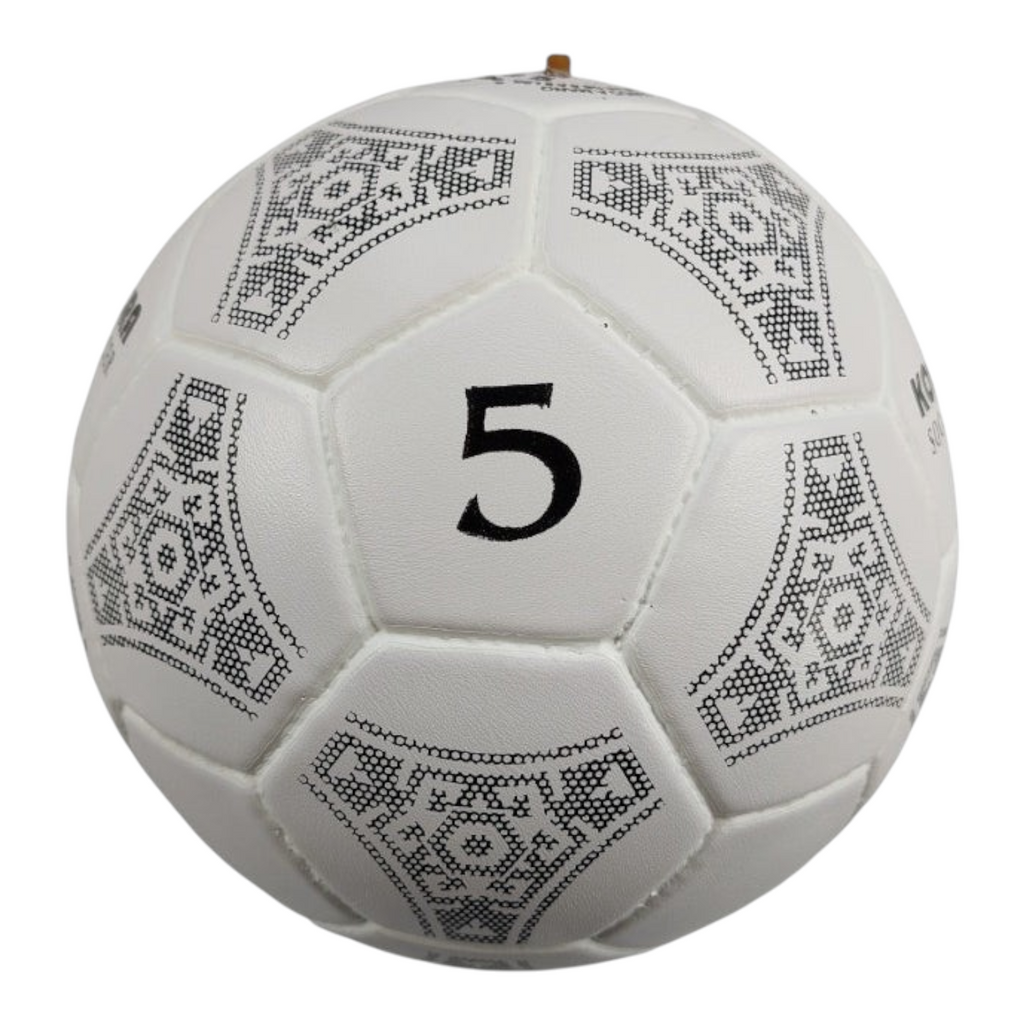 Balón de fútbol Radach Sports Kora No. 5 de vinil blanco con 32 gajos y diseño geométrico negro cosido a mano