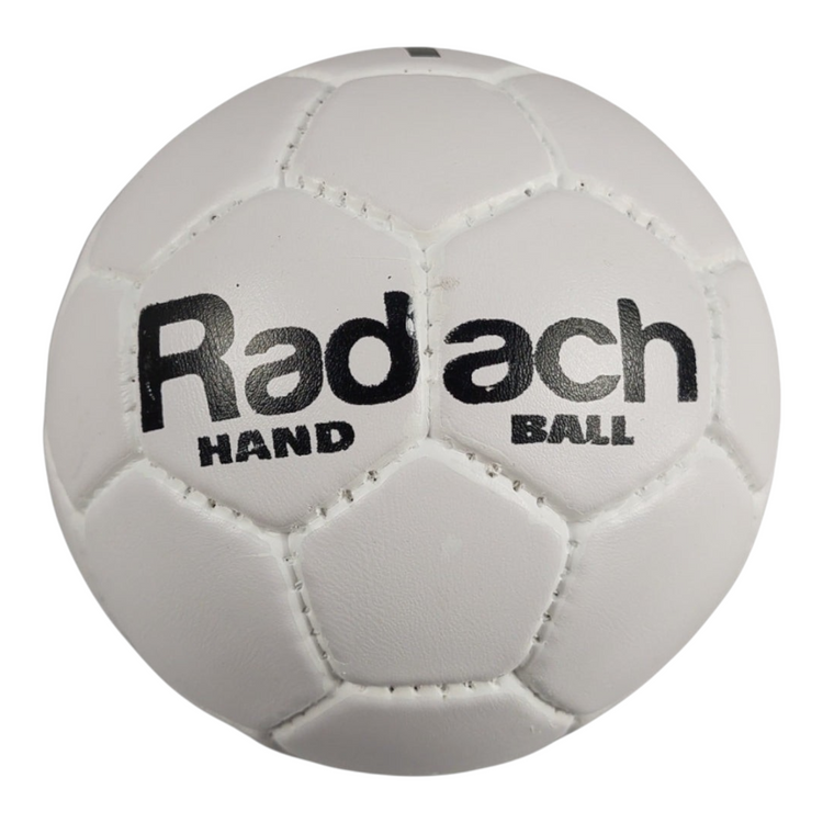 Balón de handball Radach Sports número 1 en color blanco con costuras visibles y logotipo negro impreso