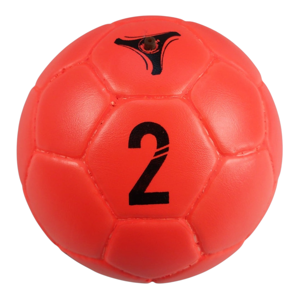 Balón de handball Radach Sports número 2 de color rojo con válvula de inflado y diseño de paneles cosidos