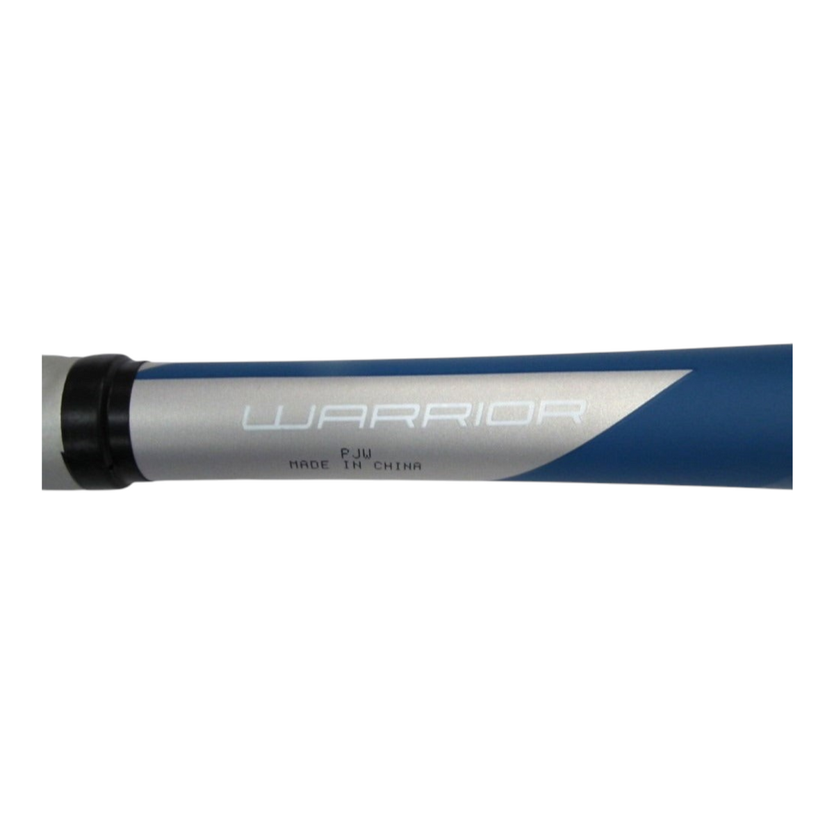 Detalle del barril azul y plateado de un bat de béisbol Louisville Warrior de Radach Sports