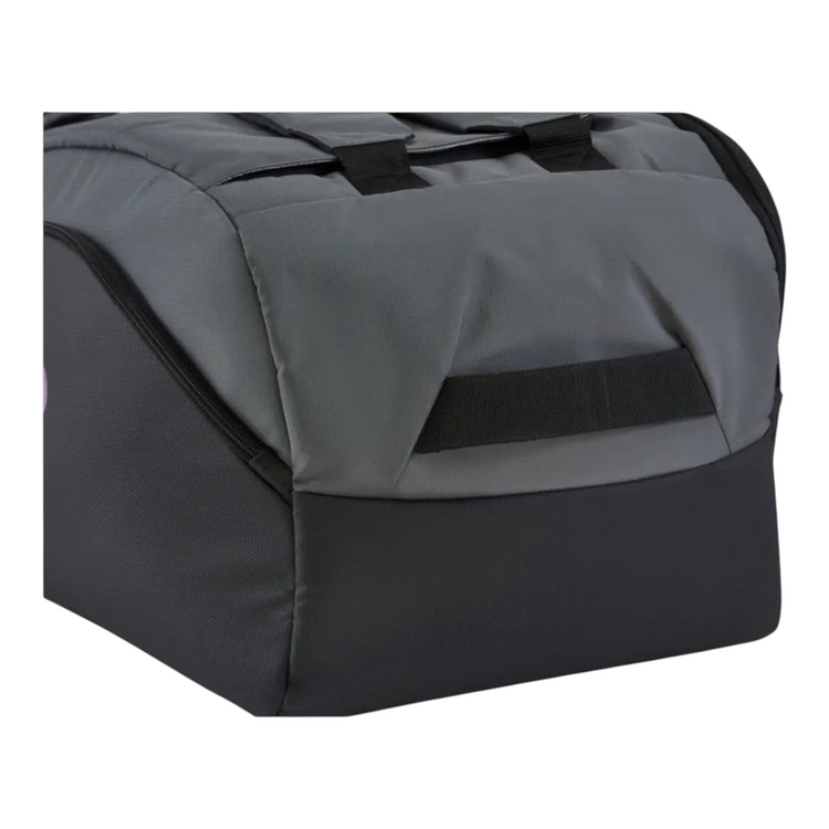 Detalle de la base y asa del raquetero Radach Sports Head Pro X Duffle L en tonos gris y negro de material reciclado