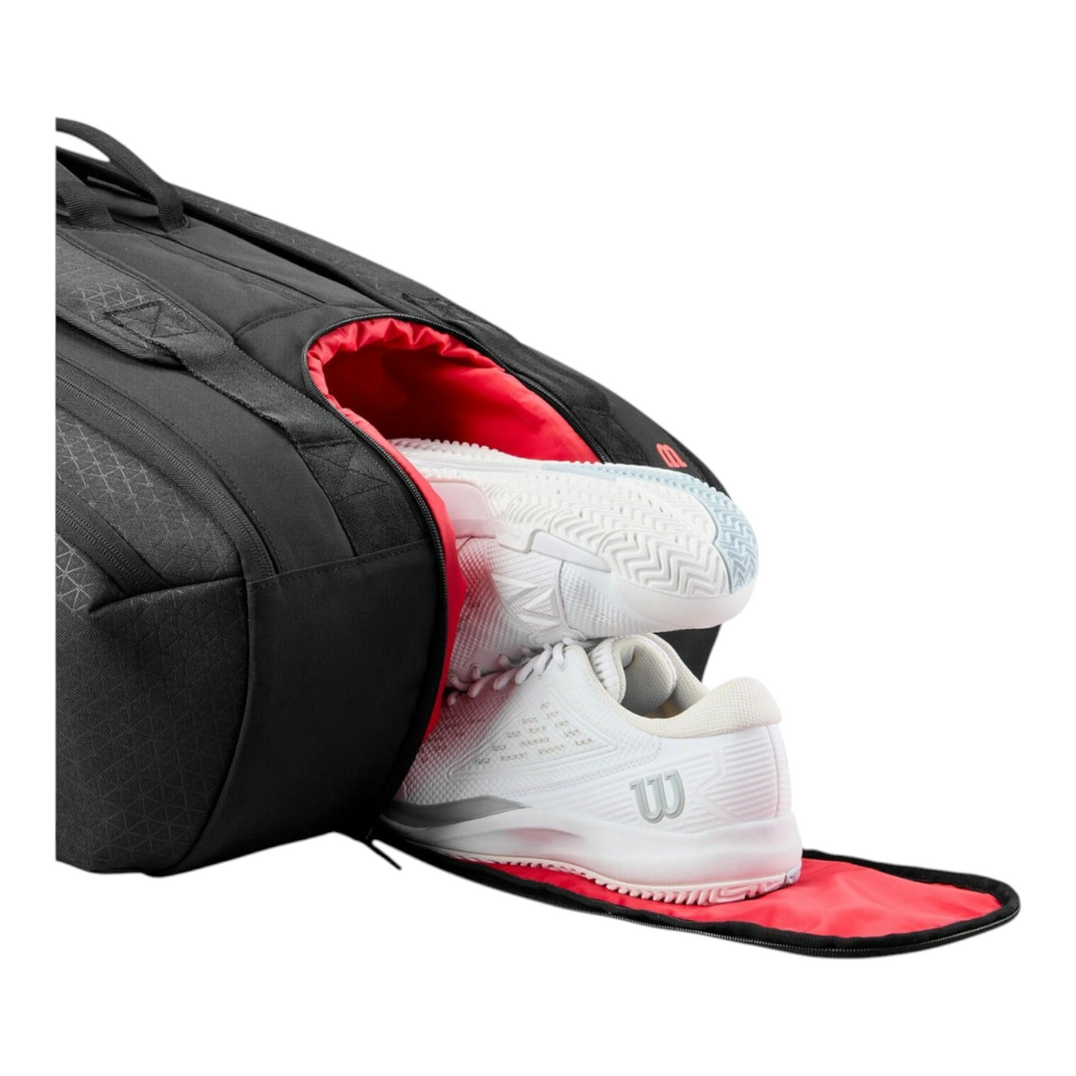 Bolsa de tenis Radach Sports Wilson Clash V3 negra con compartimento ventilado abierto mostrando zapatillas blancas