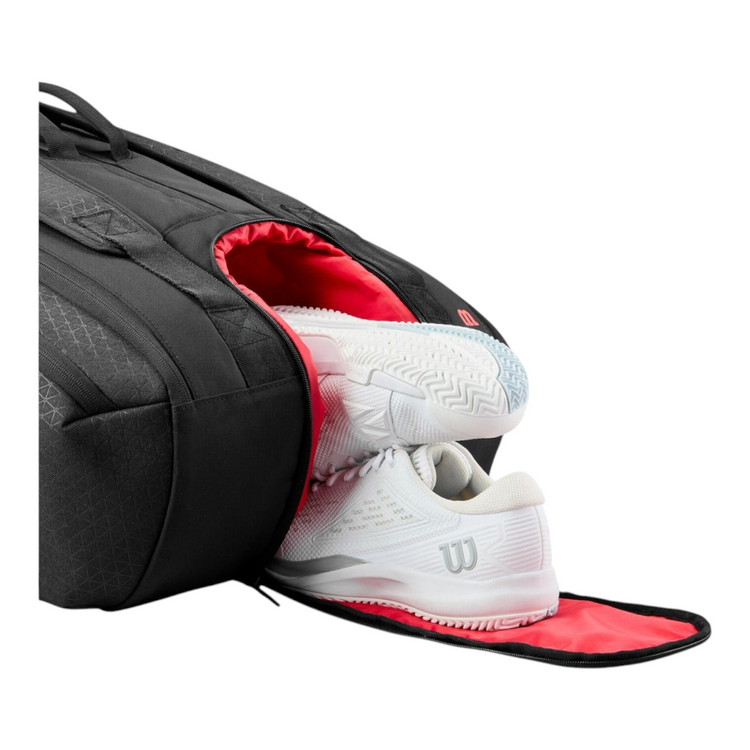 Bolsa de tenis Radach Sports Wilson Clash V3 negra con compartimento ventilado abierto mostrando zapatillas blancas