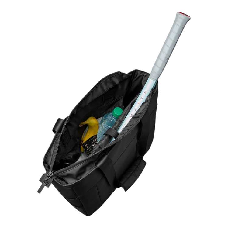 Bolso Radach Sports Wilson Lifestyle negro de poliéster con raqueta de tenis, botella de agua y fruta en el interior
