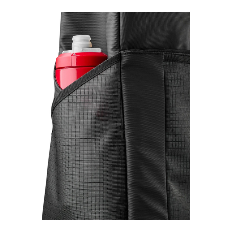Bolsillo exterior semitransparente del bolso Wilson Lifestyle de Radach Sports con botella de agua roja
