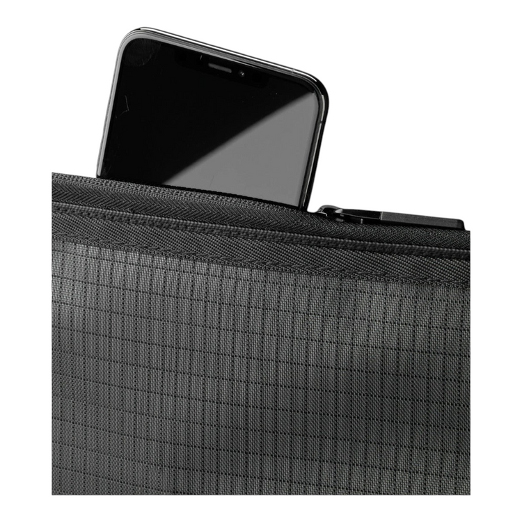 Detalle del bolsillo exterior semitransparente del bolso Radach Sports Wilson Lifestyle con un smartphone dentro