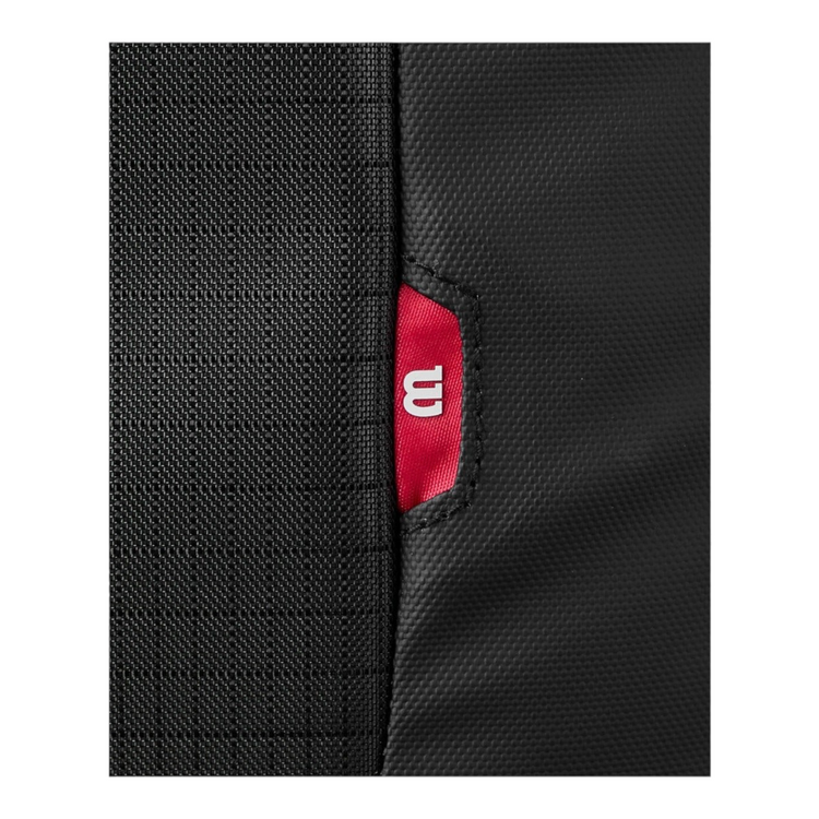 Detalle de etiqueta roja con logo Wilson en bolso negro de poliéster de Radach Sports