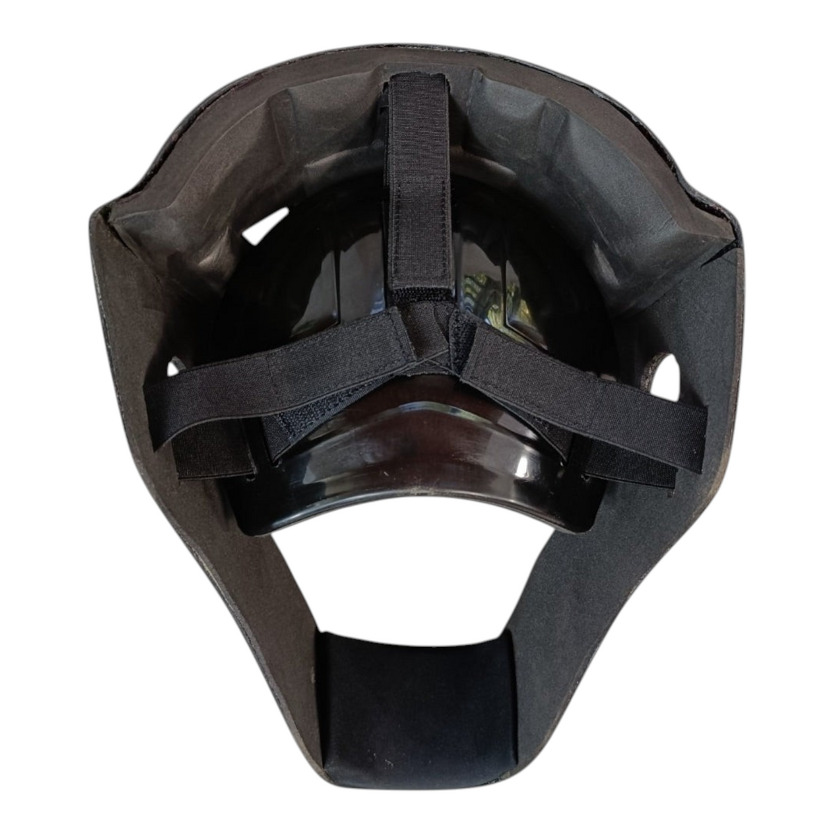 Vista interior del casco de catcher Radach Sports color negro con acolchado protector y correas ajustables