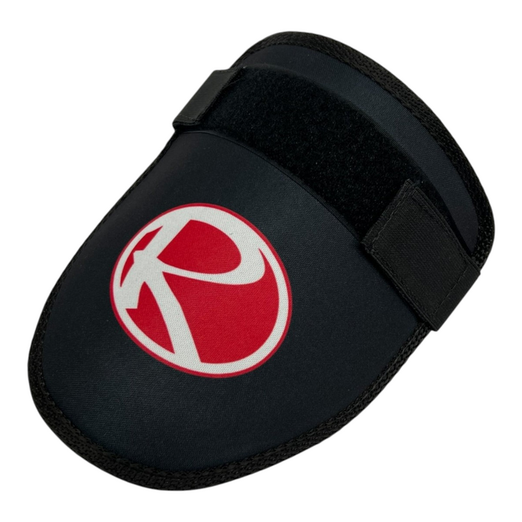 Codera para bateador Radach Sports modelo Dragon en color negro, talla mediana con logo circular rojo y blanco.
