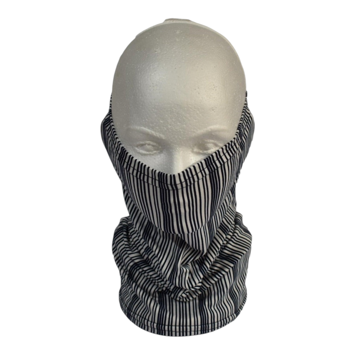 Fanda Radach Sports con estampado de rayas verticales en blanco y negro, ideal como protector de cuello y cubrebocas.