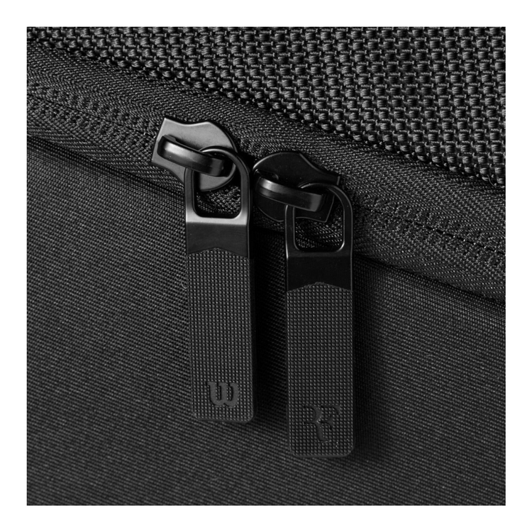 Detalle de cierres negros con logo Wilson RF en funda para raqueta de Radach Sports