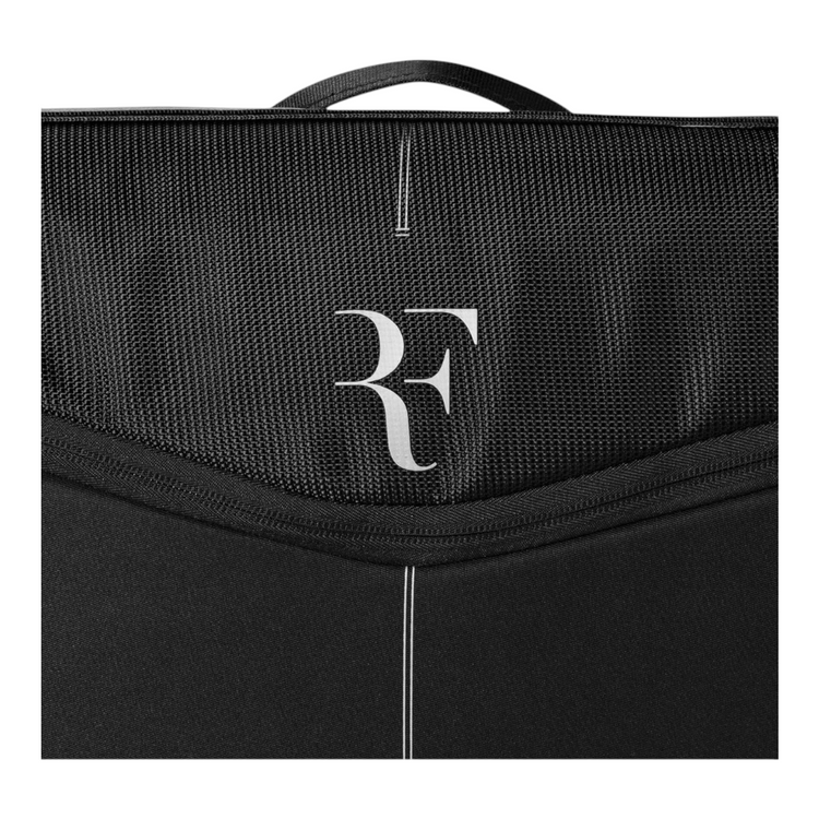Detalle del logo RF en funda negra para raqueta de tenis Wilson de Radach Sports con textura de malla