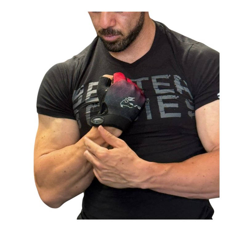 Radach Sports guantes de gimnasio rojos de piel genuina con dorso de licra puestos por un atleta masculino