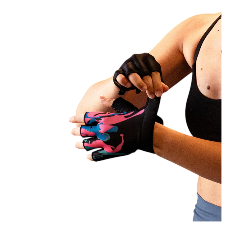 Mujer ajustando guantes de gimnasio Radach Sports de piel genuina con estampado multicolor y diseño sin dedos