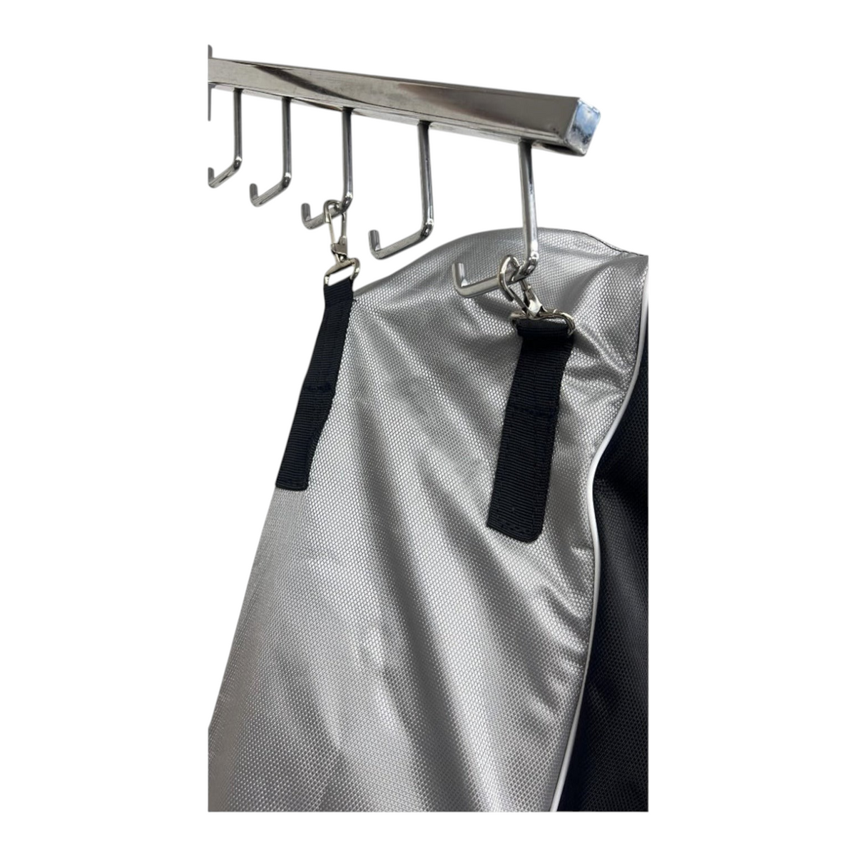 Maleta Radach Sports para beisbol y softbol en color gris y negro con ganchos para colgar en reja