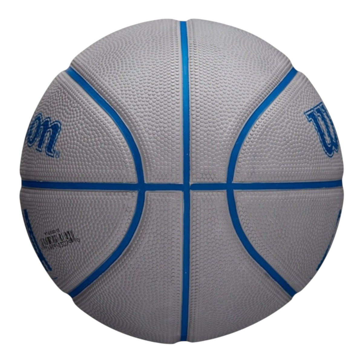 Mini balón de baloncesto Wilson NBA DRV gris con detalles en azul, disponible en Radach Sports para exteriores.