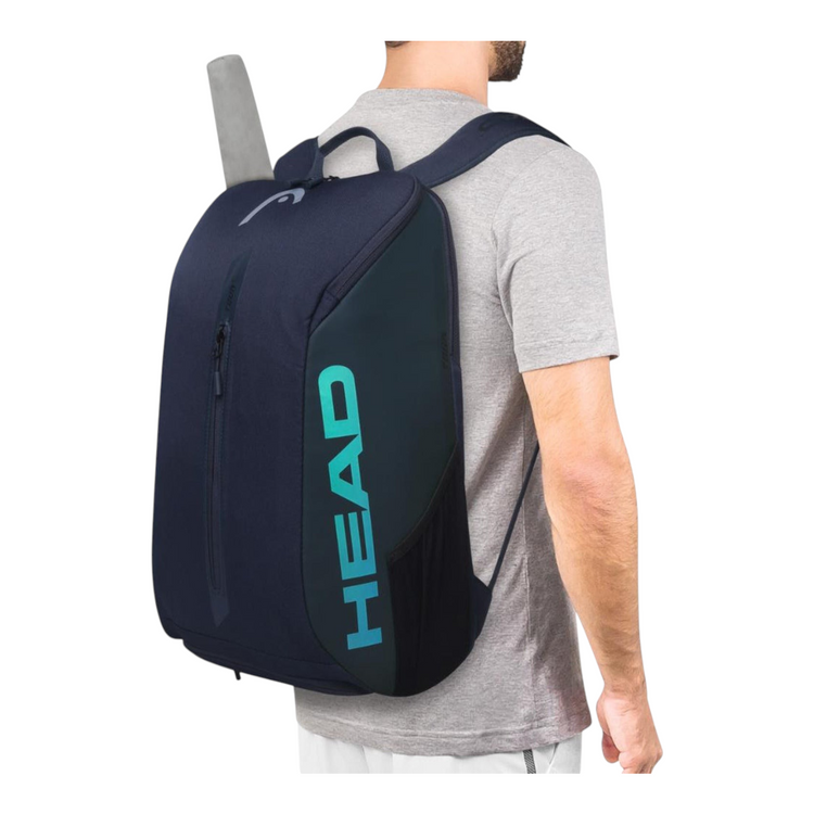 Mochila Radach Sports HEAD Tour 25L azul marino con compartimento para raqueta de tenis o pádel sobre jugador