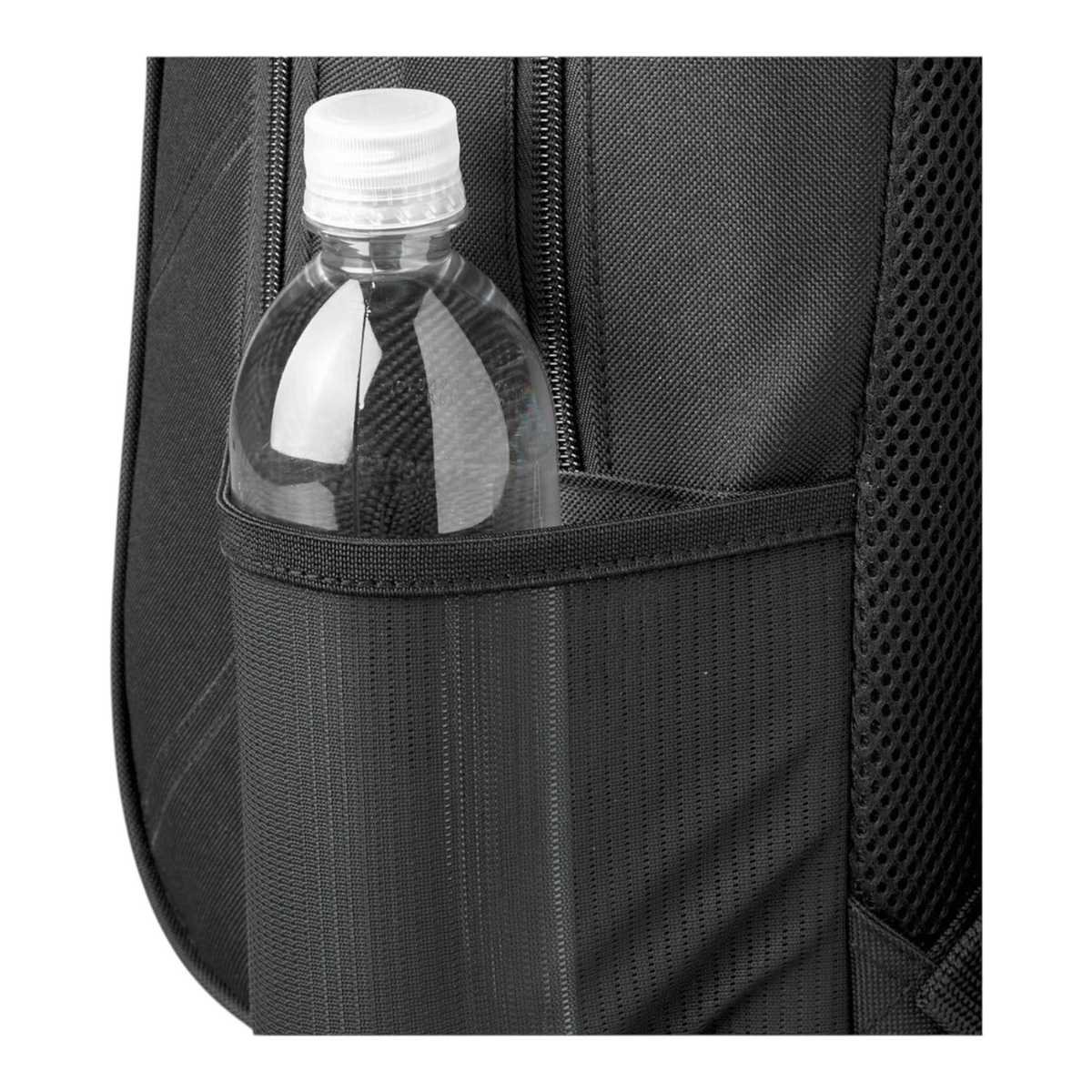 Detalle del bolsillo lateral de malla en mochila negra Wilson NBA Chicago de Radach Sports con botella de agua
