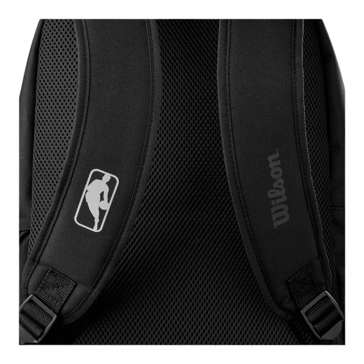 Detalle de correas acolchadas negras de mochila Radach Sports Wilson NBA con logotipo de la liga y marca Wilson