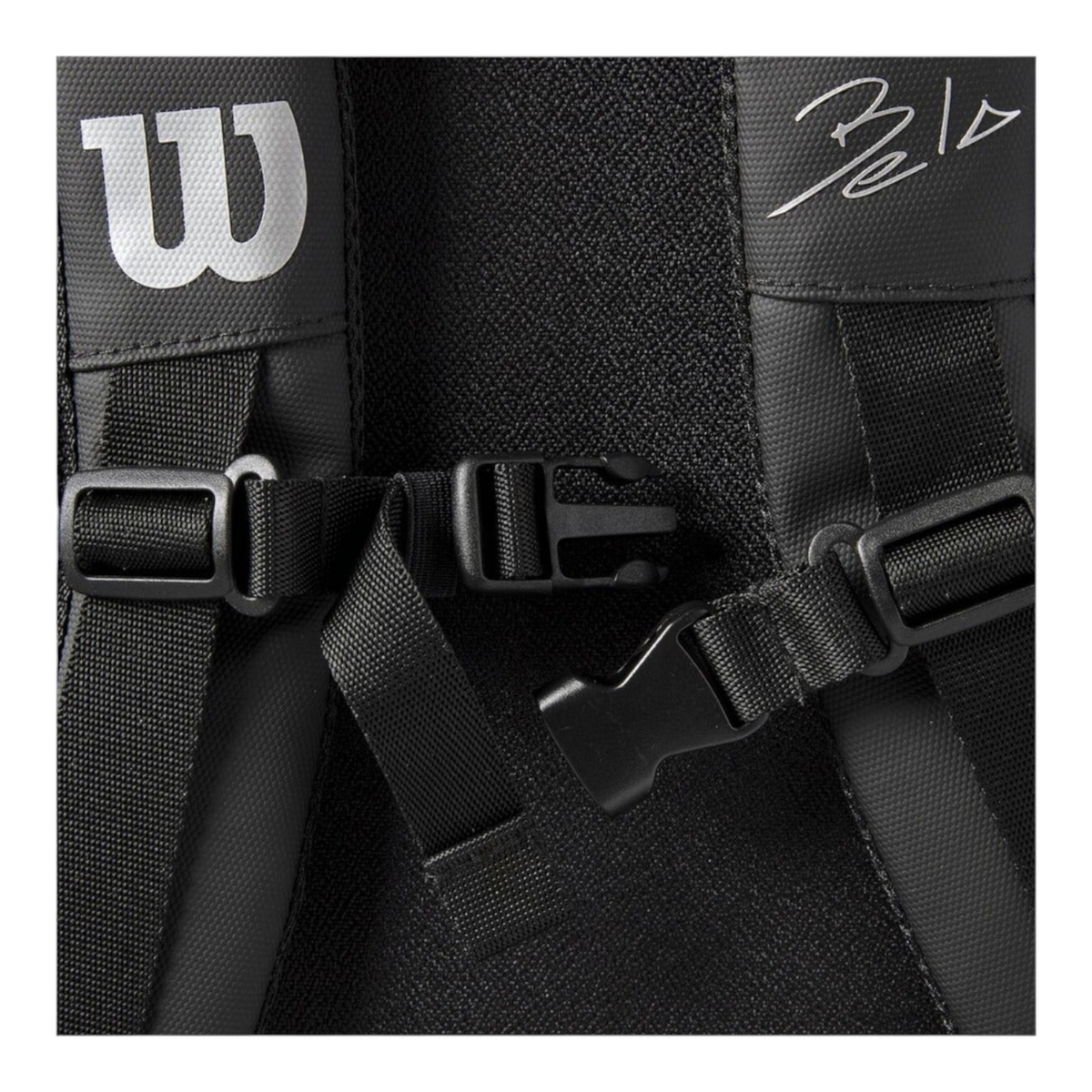 Detalle de las correas ajustables y hebillas de la maleta de pádel Radach Sports Wilson Bela DNA Super Tour en negro