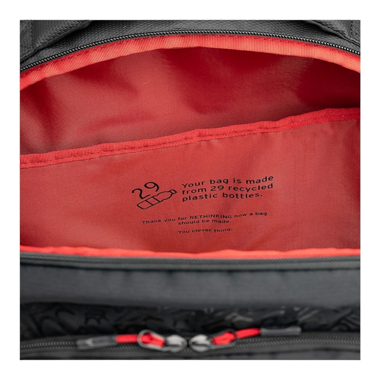 Interior de mochila Radach Sports Head Coello Pro con forro rojo y mensaje sobre materiales reciclados