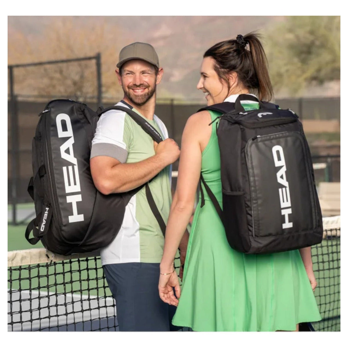 Jugadores de pickleball con mochilas negras HEAD Pro de Radach Sports en una pista al aire libre