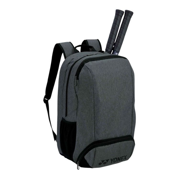Mochila de tenis Radach Sports Yonex Active S en color gris y negro con capacidad para dos raquetas y compartimentos.