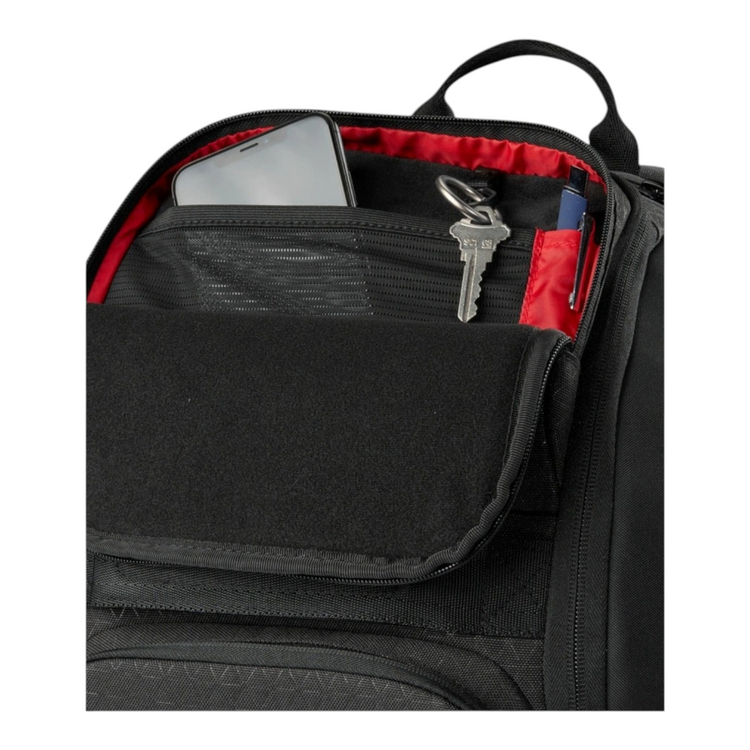 Detalle del compartimento organizador interior de la mochila Radach Sports Wilson Clash V3 en color negro y rojo